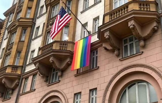 اعتراض مسکو به نصب نماد همجنس گرایی بر سر در سفارتخانه آمریکا