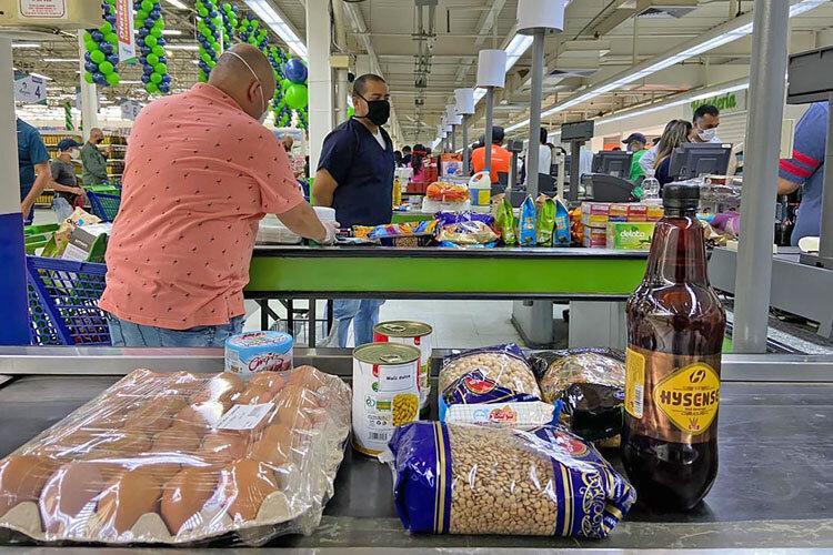 ویدئو ، صف خرید ونزوئلایی ها مقابل فروشگاه ایرانی مگاصیص در کاراکاس