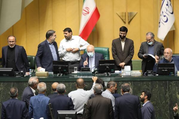 این عکس در مجلس جنجالی شد ، نماینده: انگشتم را آن شکل گرفتم این عکس در مجلس جنجالی شد ، نماینده: انگشتم را آن شکل گرفتم تا ... ، منظورم آن چیزی نبود که نوشتند