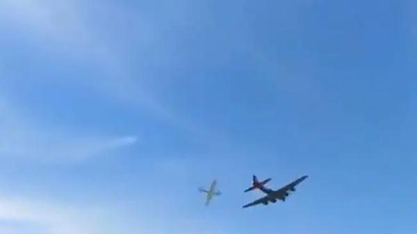 فیلم برخورد یک هواپیما با بمب افکن بی 17 در آسمان