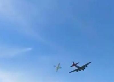 فیلم برخورد یک هواپیما با بمب افکن بی 17 در آسمان