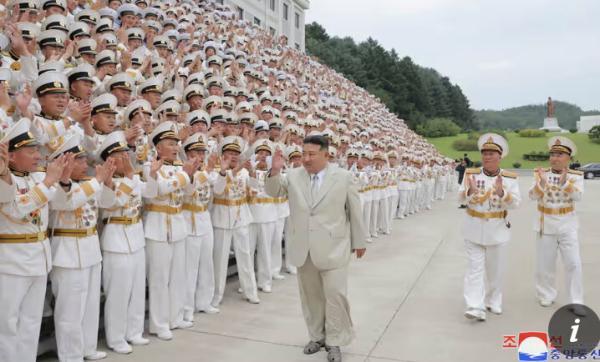 صندل های ماهیگری پای رهبر کره شمالی!، عکس